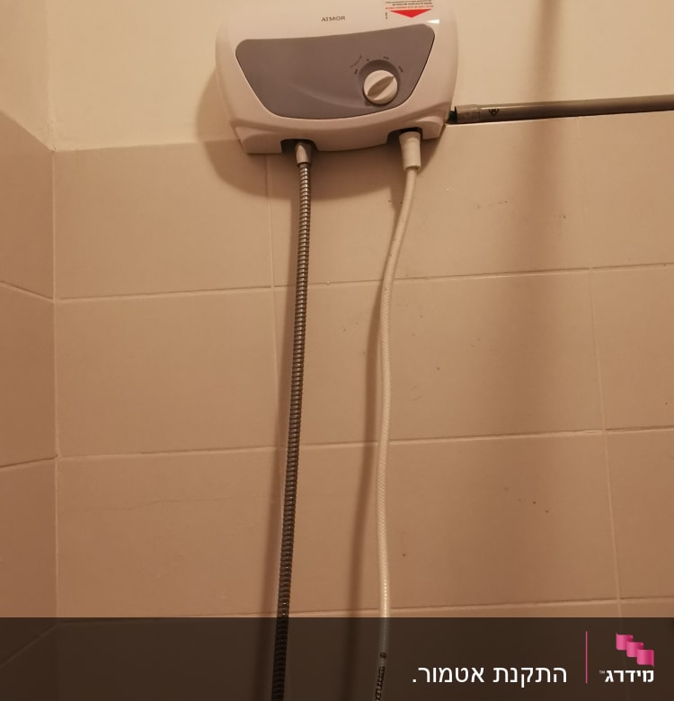 דוד חימום חשמלי עם צינורות מחוברים